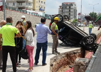 Bursa’da vi̇rajı alamayan sürücü köprülü kavşaktan uçtu