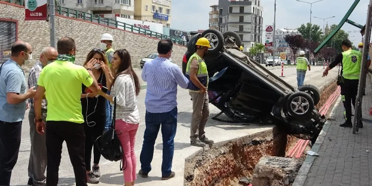 Bursa’da vi̇rajı alamayan sürücü köprülü kavşaktan uçtu