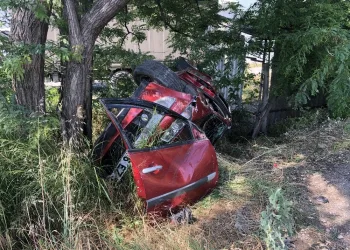 Vi̇rajı alamayan otomobi̇l takla atarak ağaca çarptı
