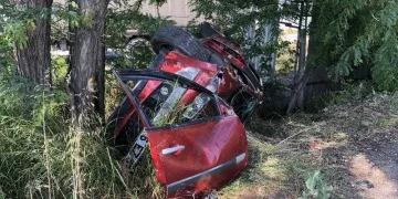 Vi̇rajı alamayan otomobi̇l takla atarak ağaca çarptı
