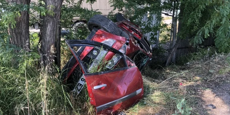 Vi̇rajı alamayan otomobi̇l takla atarak ağaca çarptı