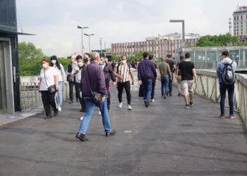 Yeni normalin ilk gününde metrobüslerde yoğunluk 