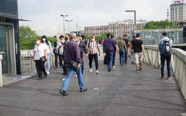 Yeni normalin ilk gününde metrobüslerde yoğunluk