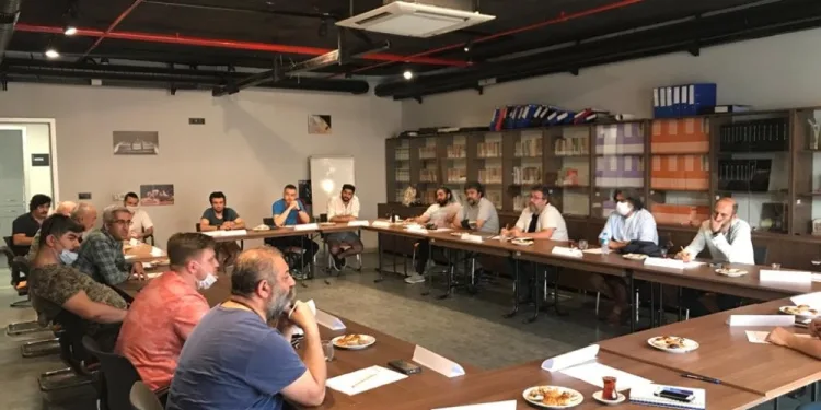 Bursa’da yerel ti̇yatroların sorunlarını ele alındı