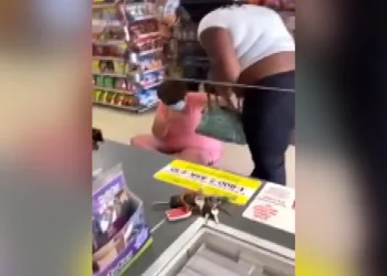 Zenci diye küfreden müşteri yumrukların hedefi oldu
