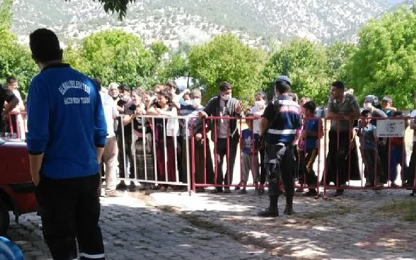 İl dışından gelen kişilerde virüs çıktı, türbe ziyarete kapatıldı