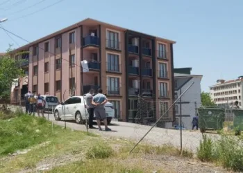 Zorla girdiği evde boşandığı eşinin topuğuna sıkıp rehin aldı