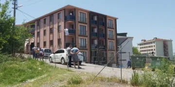 Zorla girdiği evde boşandığı eşinin topuğuna sıkıp rehin aldı