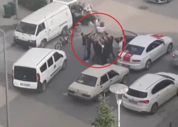 Bursa’da asker uğurlaması sosyal mesafeyi unutturdu