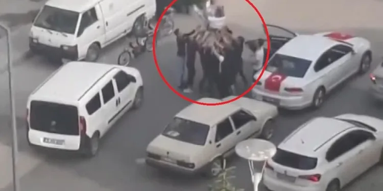 Bursa’da asker uğurlaması sosyal mesafeyi unutturdu