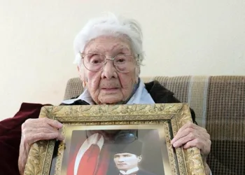 Cumhuriyet tarihinin ilk öğretmeni toprağa verildi