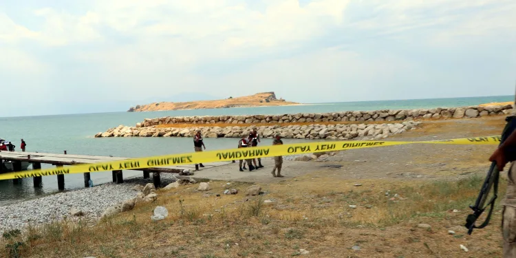 Van Gölü’nde SAK timi arama çalışmalarına katıldı