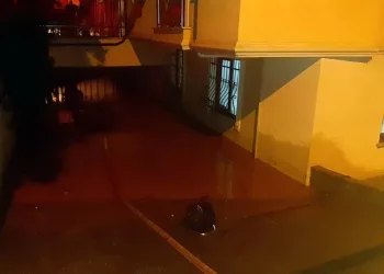 Şebeke suyu borusu patladı, evler bu hale geldi