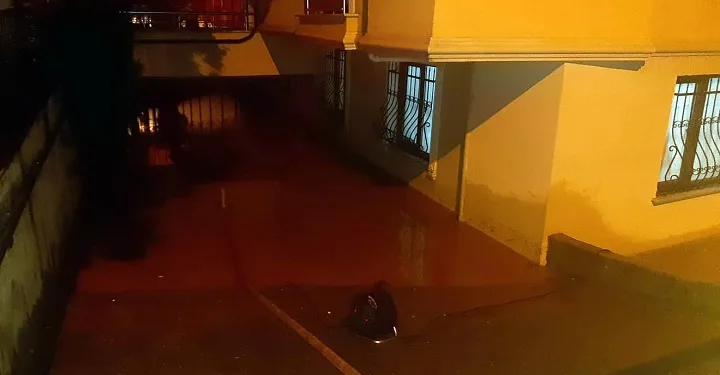 Şebeke suyu borusu patladı, evler bu hale geldi