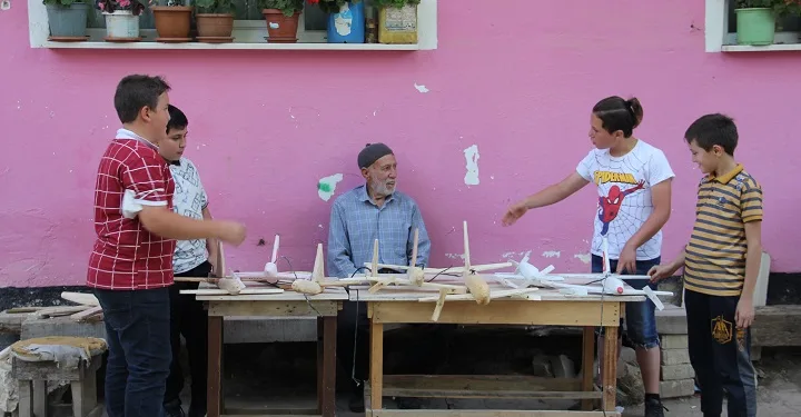 Bursalı Refik dede, 20 yıldır çocukları sevindiriyor