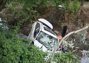 Bursa’da can pazarı! Otomobil dere yatağına savruldu