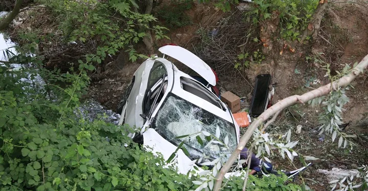 Bursa’da can pazarı! Otomobil dere yatağına savruldu