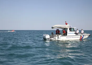 Van Gölü’nde kaybolan tekne hala bulunamadı
