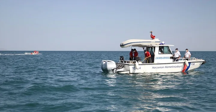 Van Gölü’nde kaybolan tekne hala bulunamadı