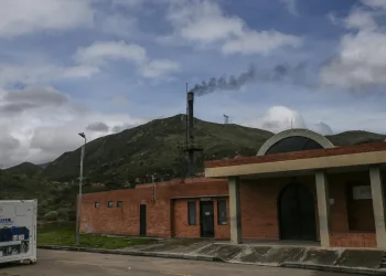 Kolombiya’da virüsten ölenlerin cesetleri yakılıyor