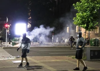 Sırbistan hükümetine koronavirüs protestosu