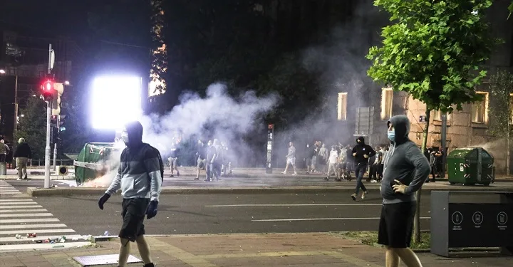 Sırbistan hükümetine koronavirüs protestosu