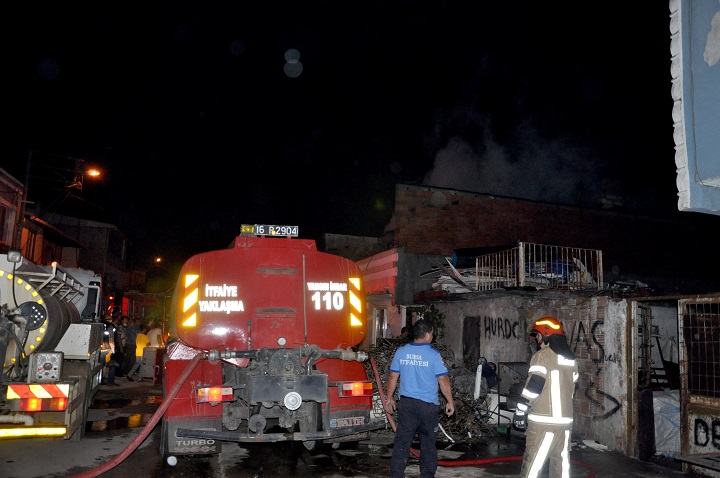 Bursa'da 2 ev, 1 baraka 1 de iş yeri yandı