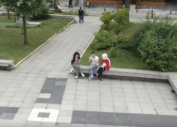 Emniyet drone’una el sallayan gençlere ‘maske’ cezası