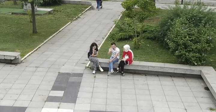 Emniyet drone’una el sallayan gençlere ‘maske’ cezası