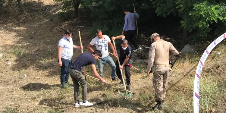 Kaza sonrası tarlaya saçılan külçe altınlar aranıyor