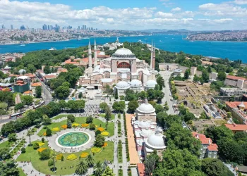 Öğle ezanı Ayasofya’da yankılandı