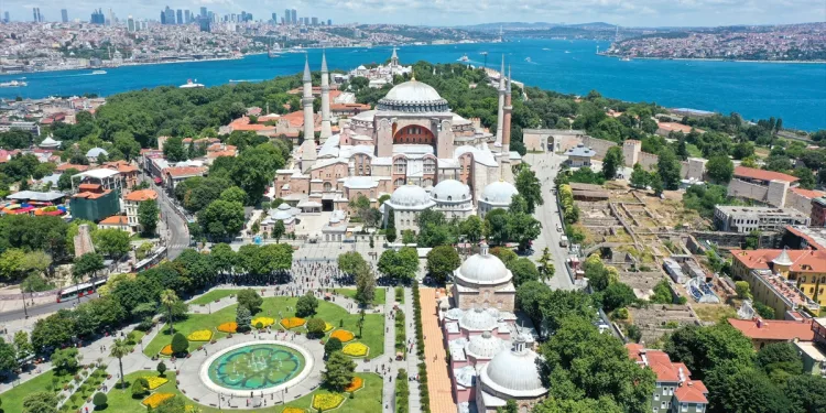 Öğle ezanı Ayasofya’da yankılandı