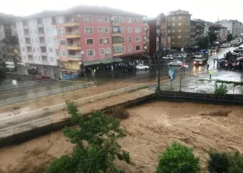 Rize’yi sağanak vurdu hayat felç oldu
