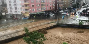 Rize’yi sağanak vurdu hayat felç oldu