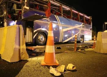 Bursa’da yolcu otobüsü devrildi, ölü ve yaralılar var