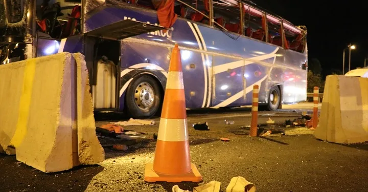 Bursa’da yolcu otobüsü devrildi, ölü ve yaralılar var