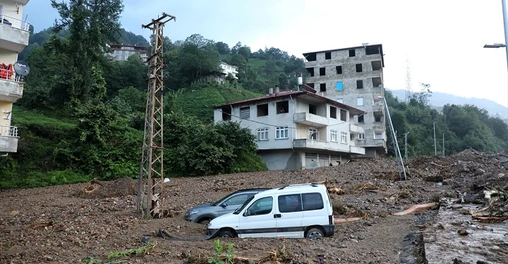 Rize’de sel: 2 can kaybı…