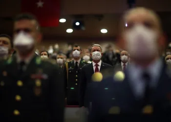 “Hiçbir hain bu üniformayı taşıyamaz!”