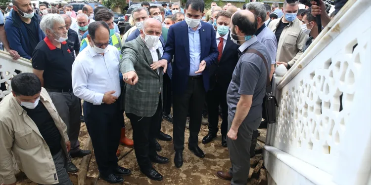 Bakan Kurum sel bölgesinde incelemelerde bulundu
