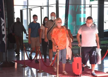 Türkiye’ye gelen İngiliz turistler kırmızı halıyla karşılandı