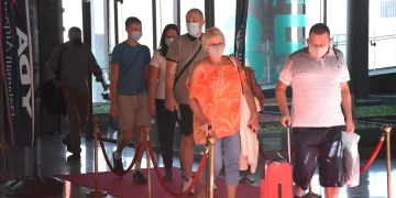 Türkiye’ye gelen İngiliz turistler kırmızı halıyla karşılandı