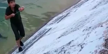 İnegöl’de gölete düşen çocuk kurtarıldı