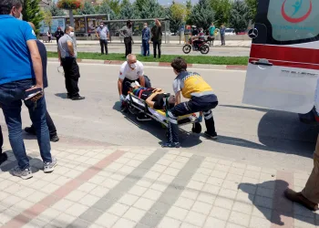Önce durağa sonra ağaca çarptı