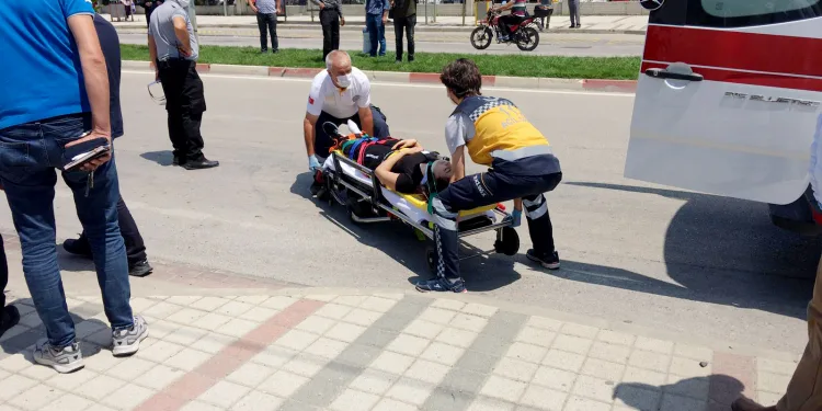 Önce durağa sonra ağaca çarptı