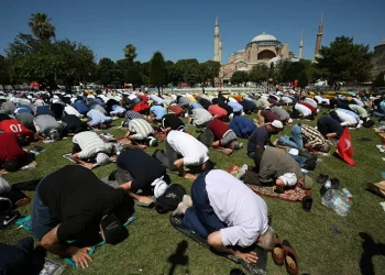 Ayasofya’da 350 bin kişiyle Cuma Namazı