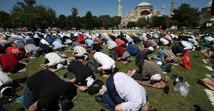 Ayasofya’da 350 bin kişiyle Cuma Namazı