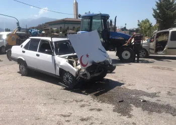 Bursa İnegöl’de traktör otomobil ile çarpıştı