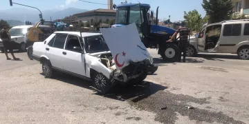 Bursa İnegöl’de traktör otomobil ile çarpıştı