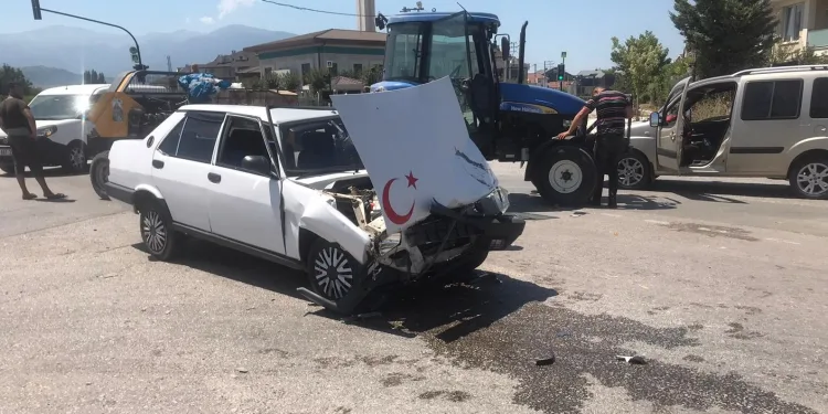 Bursa İnegöl’de traktör otomobil ile çarpıştı