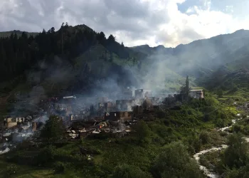 35 evin yandığı köyde, enkaz altındaki eşyalarını arıyorlar